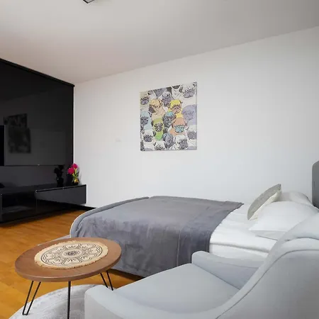 Bright Okrzei In Near Pge By Renters Βαρσοβία